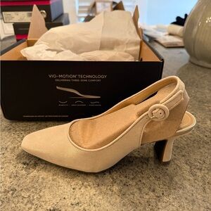 NIB Vionic Perris Women's Cream Gold Slingback Heels
